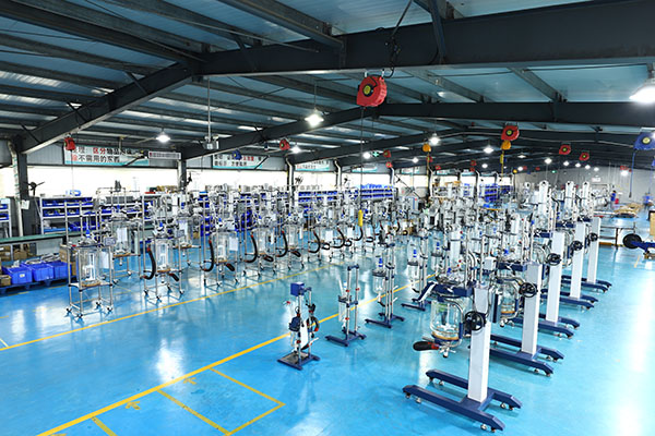 玻璃反應(yīng)釜高低溫冷熱一體控溫機(jī)生產(chǎn)車間